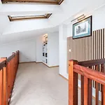 2-story, 3-bedroom Penthouse, Sauna, Free Parking Appartement