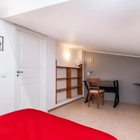 2-story, 3-bedroom Penthouse, Sauna, Free Parking *