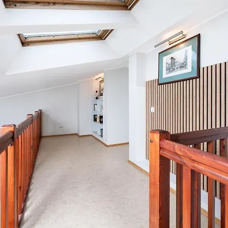 2-story, 3-bedroom Penthouse, Sauna, Free Parking Apartamento