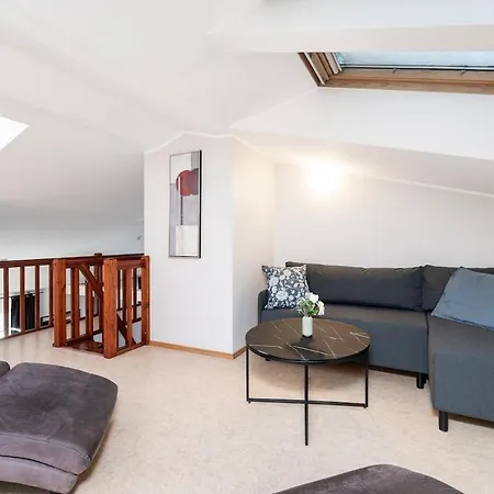 2-story, 3-bedroom Penthouse, Sauna, Free Parking Apartament