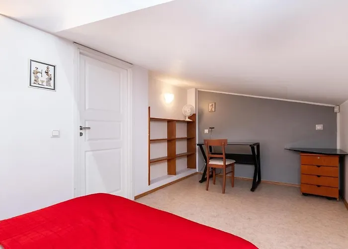 2-story, 3-bedroom Penthouse, Sauna, Free Parking *