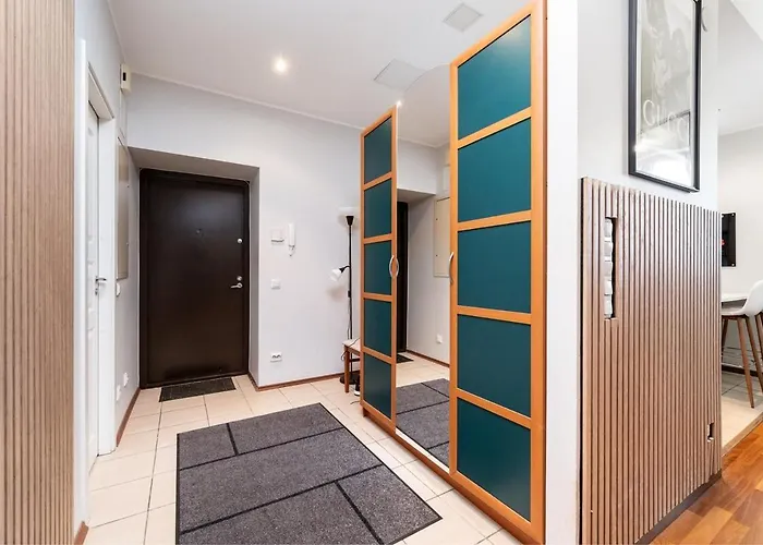 2-story, 3-bedroom Penthouse, Sauna, Free Parking *